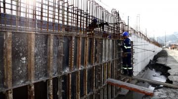 Paredes de futuro viaduto na entrada de Santos são concretadas 