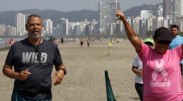 Mês do Servidor: Professor dá aula na praia há 34 anos. Assista a vídeo