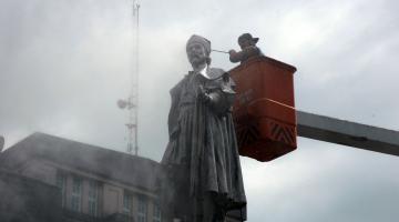 Limpeza no monumento a Braz Cubas