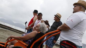 Idosos de instituição paulistana vêm a Santos para o banho de mar