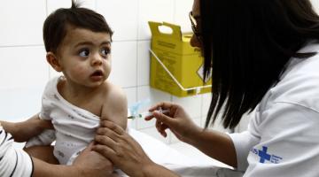 criança tomando a vacina #paratodosverem