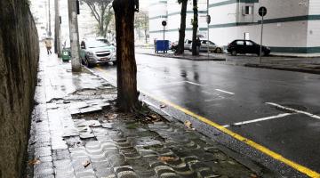 Ruas em conjunto habitacional de Santos terão mais passeios acessíveis