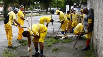 operários atuam na capinação #pracegover 