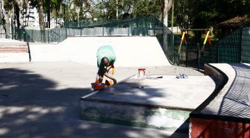 Vista geral da pista de skate em manutenção. # Pracegover