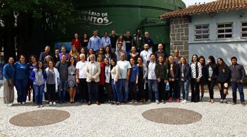 participantes de fórum posam na frente do aquário #pracegover 