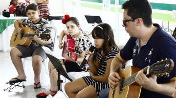 Alunos de balé e violão fazem apresentação especial para a família