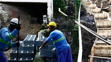 Escadaria hidráulica começa a ser implantada no Monte Serrat