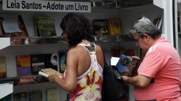 Leia Santos estaciona sua biblioteca móvel ao lado da Tenda 2