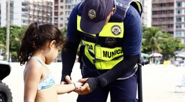 Guarda Municipal distribui 830 pulseiras na praia