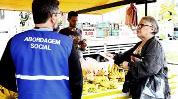 Feirantes são conscientizados sobre serviços a moradores em situação de rua