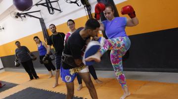 Guias de turismo testam limites em aula de muay thai