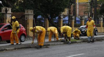 Chuveirinhos da orla e vias do Macuco recebem limpeza da rede de drenagem