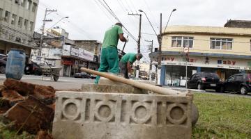 Novos cordonéis são instalados ao redor de monumento da praça em frente à Câmara