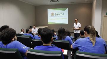 Jovens assistem a curso em auditório #pracegover 