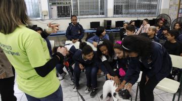Programa visita escolas para sensibilizar sobre o cuidado com os animais
