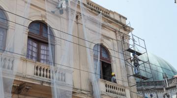 fachada do teatro coliseu com homens trabalhando em adaime. #paratodosverem