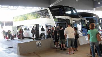 passageiros fazem fila para ingressa em ônibus parado em baia na rodoviária. #paratodosverem