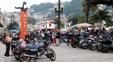 Encontro traz o charme das motos antigas ao Centro de Santos