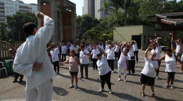 Aulas gratuitas de tai chi chuan na Concha Acústica e Orquidário