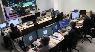 Pessoas trabalhando no centro de controle operacional #paratodosverem