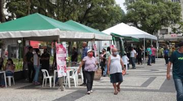 barracas montadas em praça e pessoas circulando #paratodosverem