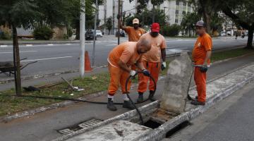 Zeladoria na Praça da Aparecida retira 10t de sedimentos