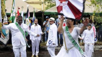 Santos desperta no embalo do samba