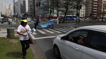 Nas ruas, parceria leva mensagem pela paz no trânsito