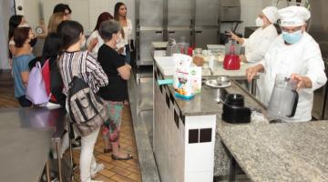 pessoas observam cozinheiros #paratodosverem