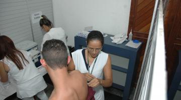 Passageiros de navio são vacinados contra o sarampo