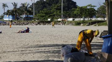 Esquema de limpeza da orla garante praias limpas no verão