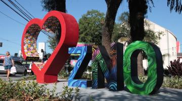 monumento colorido na praça #paratodosverem