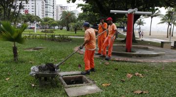 Chuveiros da orla são limpos duas vezes por semana na temporada