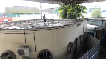 homem trabalha em telhado da unidade #paratodosverem