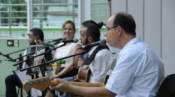 Quarta-feira tem happy hour nas tendas com pagode, música portuguesa e MPB