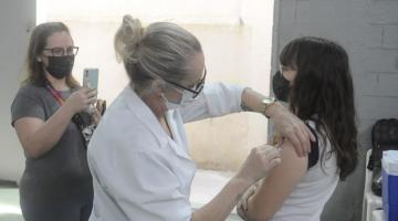 Mãe tira foto da filha sendo vacinada #paratodosverem