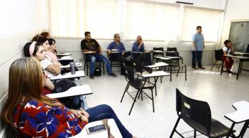 professores sentados na sala em capacitação #pracegover