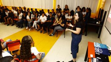 Jovem empreendedora motiva alunos de Santos prestes a entrar no ensino médio