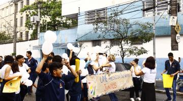 Alunos de escola municipal de Santos promovem caminhada pela paz