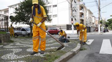 Cuidando de Santos chega a 51,7 km de vias com capinação 