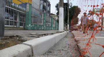 Revitalização de trecho da Conselheiro Nébias tem metade das calçadas concretadas