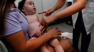 Dia D imuniza 96 crianças e jovens contra o sarampo em Santos