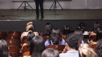 Universitários iniciam ano letivo com aula sobre código do consumidor 