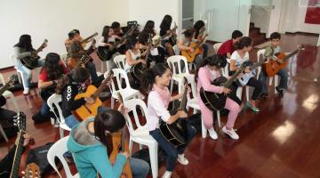 Alunos de centro cultural de Santos fazem apresentações públicas
