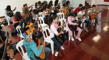 crianças tocam violão em aula #paratodosverem