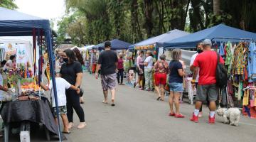 pessoas na feira #paratodosverem