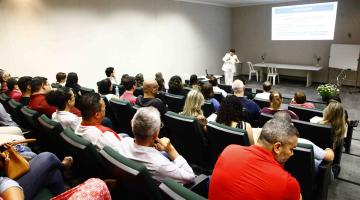 Servidores assistem a palestra em auditório #pracegover 