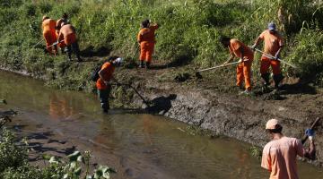 Equipes retiram lixo de canal na Caneleira