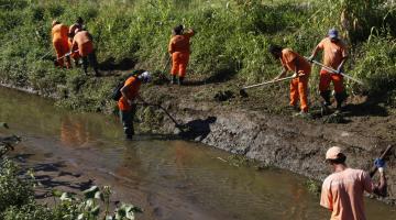 operários atuam em limpeza de canal #pracegover 