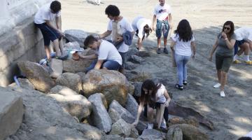 Alunos da escola Lourdes Ortiz participam de ação para limpeza da praia. Assista a vídeo